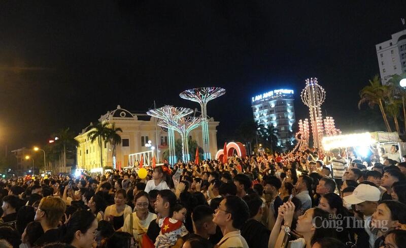 Cả Quảng trường Lam Sơn không còn chỗ trống