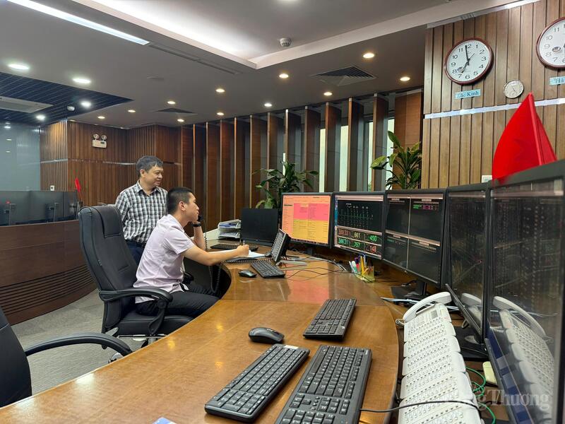 Ông Phạm Mạnh Cường (áo kẻ) trực lãnh đạo trong đêm 1/9