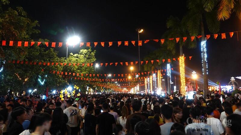 Cả quảng trường rộng lớn chật kín người