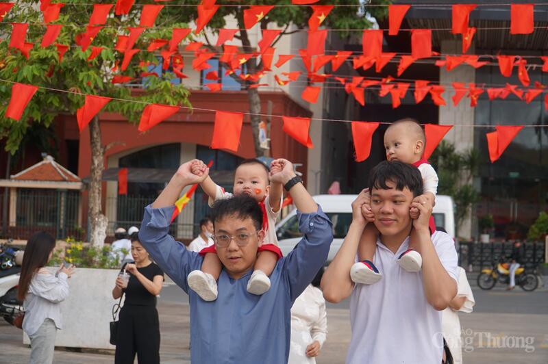 Tại khu vực trước Trung tâm hành chính Đà Nẵng cờ hoa rực rỡ, nhiều gia đình chọn nơi đây là một trong những điểm đến dịp Quốc khánh 2/9