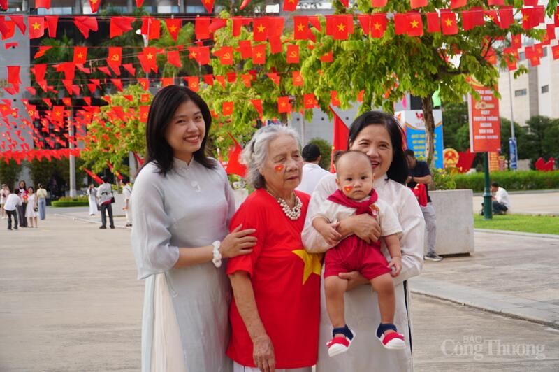 Một gia đình 4 thế hệ trong trong khung hình