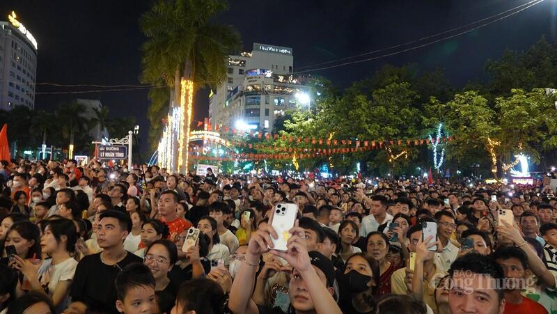 Mỗi khi có pháo hoa tiếng nổ to, người dân lại ồ lên thích thú