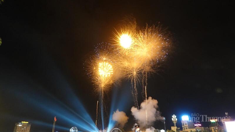 Sau khi chương trình nghệ thuật kết thúc, một chương trình khác được người dân mong đợi đó là bắn pháo hoa nổ tầm thấp
