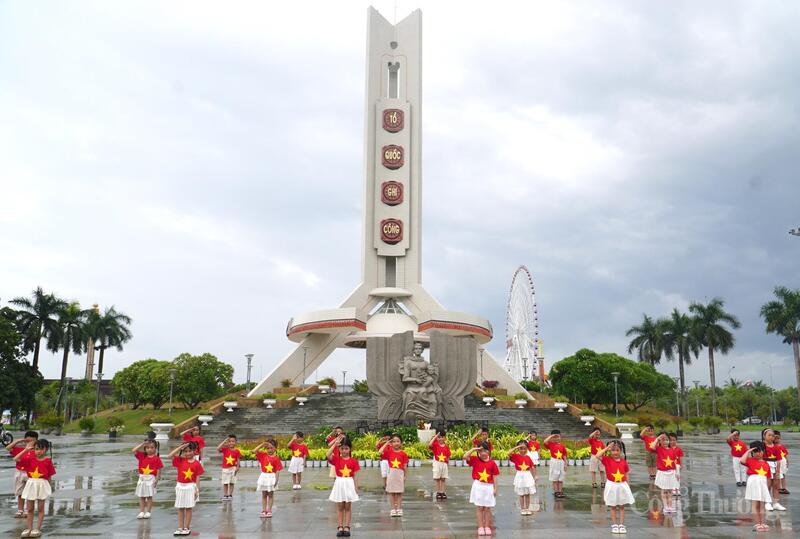 Tượng đài 2/9 trở thành nơi về nguồn của nhiều đoàn học sinh, đoàn viên thanh niên