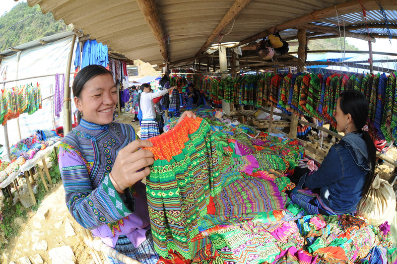 Phiên chợ vùng cao là cơ hội quảng bá, tiêu thụ sản phẩm (Ảnh: Cấn Dũng)