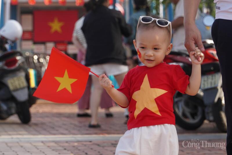 Nổi bật trên nền bức tranh hòa bình ấy là những nụ cười hồn nhiên, vô tư của các em nhỏ theo bố mẹ ghi lại những khoảnh khắc ý nghĩa trong ngày Tết Độc lập của dân tộc.