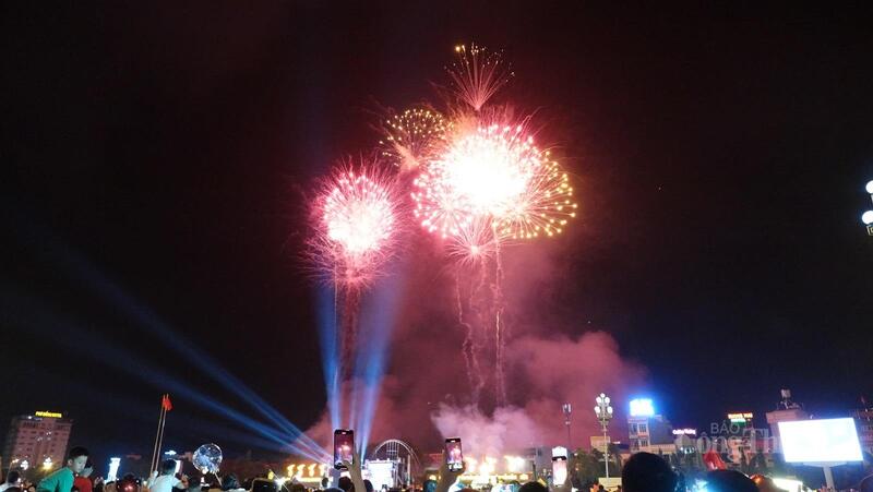Hàng vạn người chen chân xem pháo hoa tại Quảng trường Lam Sơn - 5