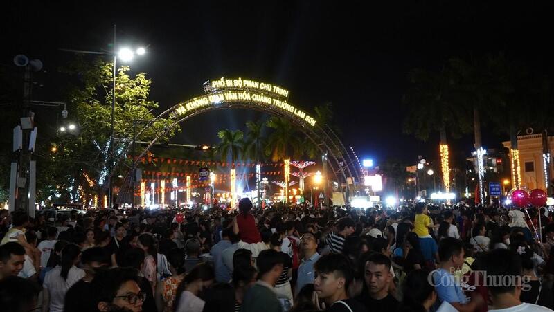 Ngay từ khoảng 7h tối ngày 2/9, Quảng trường Lam Sơn đã chật kín người, dòng người chen nhau từng bước để lại sát sân khấu chính xem chương trình nghệ thuật đặc sắc