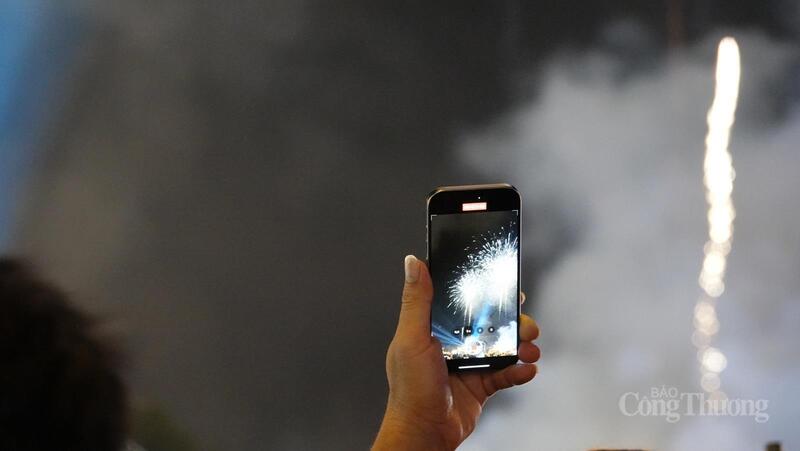 Nhiều người đã dùng điện thoại để ghi lại màn pháo hoa hoành tráng này