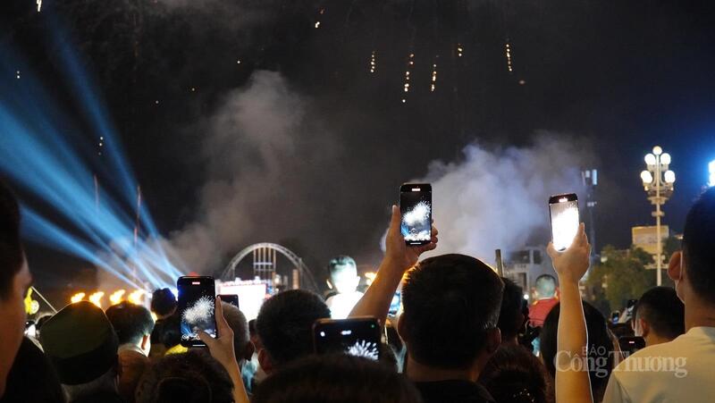 Hàng vạn người chen chân xem pháo hoa tại Quảng trường Lam Sơn - 7