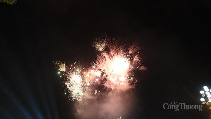 Hàng vạn người chen chân xem pháo hoa tại Quảng trường Lam Sơn - 13
