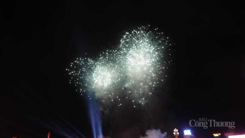 Hàng vạn người chen chân xem pháo hoa tại Quảng trường Lam Sơn - 12