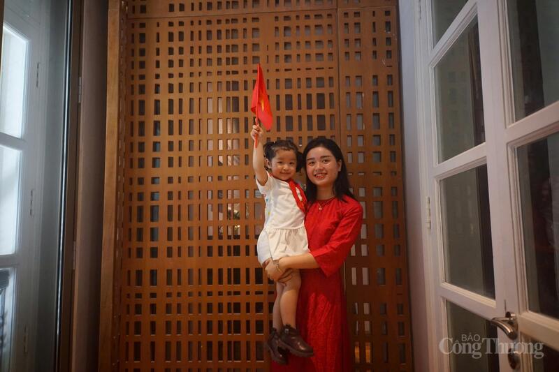 Em nhỏ cùng mẹ ghi lại khoảnh khắc Ngày Tết Độc lập