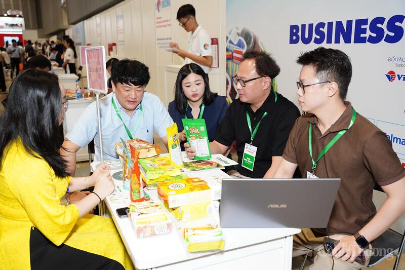 Chùm ảnh: Hàng nghìn du khách và doanh nghiệp đổ về Vietnam International Sourcing Expo 2025 - 8