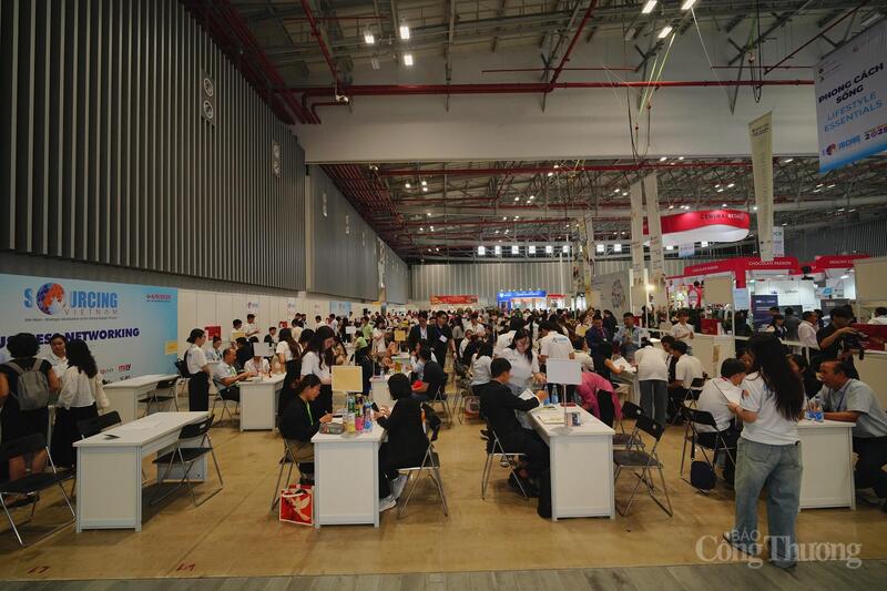 Chùm ảnh: Hàng nghìn du khách và doanh nghiệp đổ về Vietnam International Sourcing Expo 2025 - 6