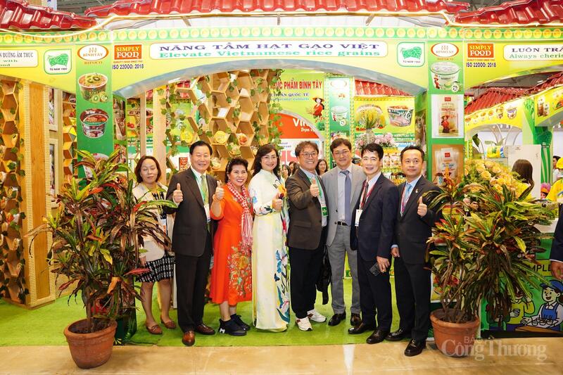 Chùm ảnh: Hàng nghìn du khách và doanh nghiệp đổ về Vietnam International Sourcing Expo 2025 - 15