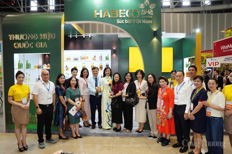 Chùm ảnh: Hàng nghìn du khách và doanh nghiệp đổ về Vietnam International Sourcing Expo 2025 - 12