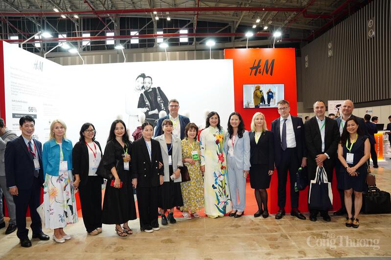 Chùm ảnh: Hàng nghìn du khách và doanh nghiệp đổ về Vietnam International Sourcing Expo 2025 - 13