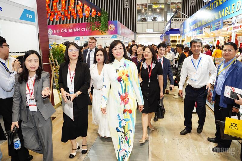 Chùm ảnh: Hàng nghìn du khách và doanh nghiệp đổ về Vietnam International Sourcing Expo 2025 - 10