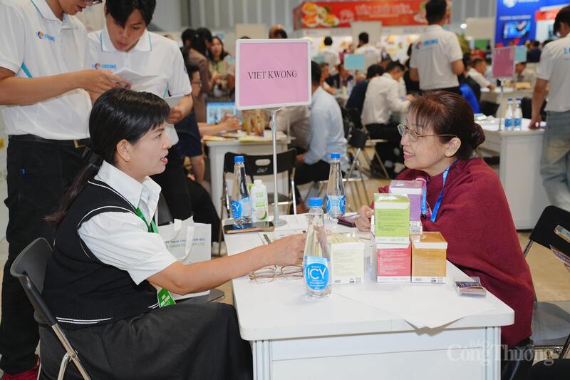 Chùm ảnh: Hàng nghìn du khách và doanh nghiệp đổ về Vietnam International Sourcing Expo 2025 - 7