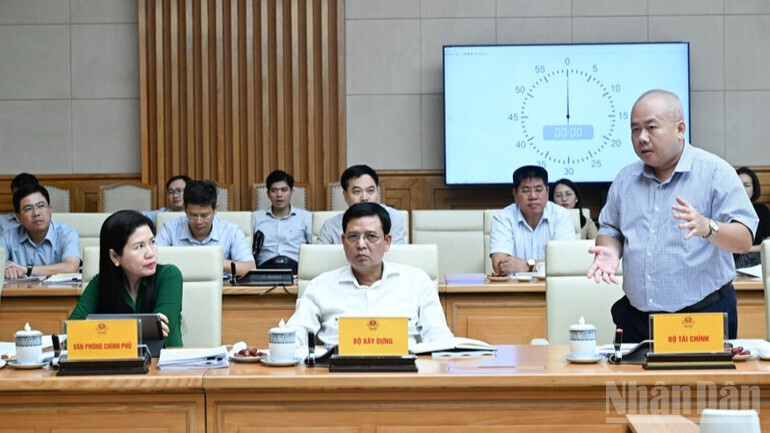 Đại diện lãnh đạo Bộ Tài chính phát biểu. Ảnh: Báo Nhân dân