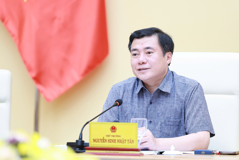 Thứ trưởng Bộ Công Thương Nguyễn Sinh Nhật Tân chủ trì cuộc họp Hội đồng bình chọn sản phẩm công nghiệp nông thôn tiêu biểu cấp quốc gia năm 2025. Ảnh: Nguyễn Nam