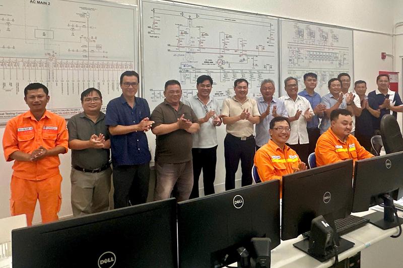Các cán bộ NPTPMB tại thời khắc đóng điện thành công.