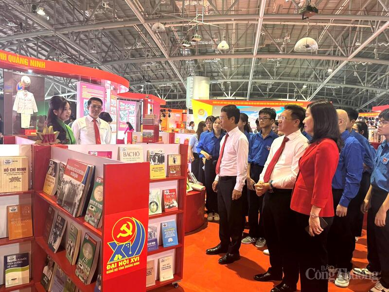 Các đại biểu tham quan triển lãm