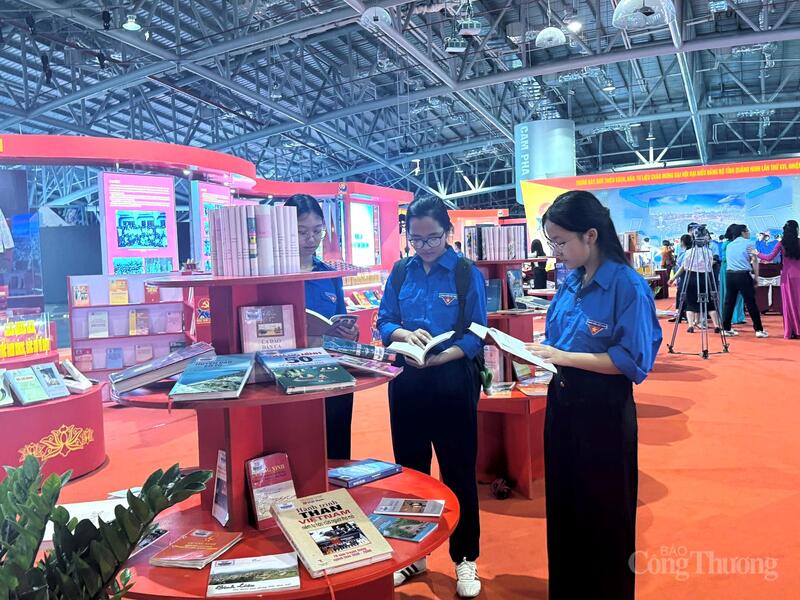 Đông đảo đoàn viên, thanh niên và nhân dân tham quan triển lãm chào mừng Đại hội Đảng bộ tỉnh Quảng Ninh