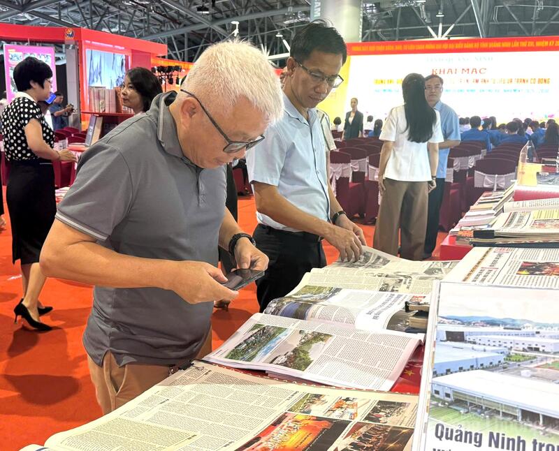 Người dân tham quan triển lãm