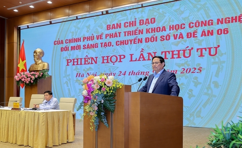 Thủ tướng Phạm Minh Chính chủ trì phiên họp lần thứ tư của Ban Chỉ đạo của Chính phủ về phát triển khoa học, công nghệ, đổi mới sáng tạo, chuyển đổi số và Đề án 06, để sơ kết, đánh giá tình hình thực hiện nhiệm vụ từ đầu năm và quán triệt, triển khai các nhiệm vụ trọng tâm từ nay đến cuối năm. Ảnh: VGP/Nhật Bắc