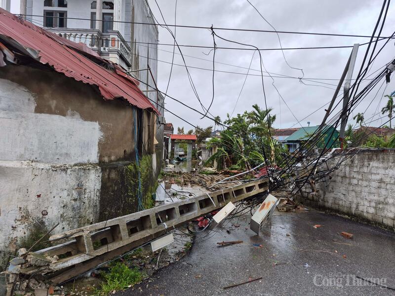 Còn tại thôn Phượng Mao, 1 con ngõ nhỏ nằm trúng tâm trận giông lốc, thiệt hại còn nặng nề hơn thôn Vĩnh Gia