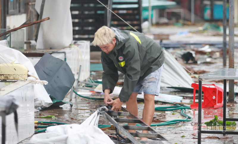 Dù đã rút kinh nghiệm khi ứng phó bão số 5 cách đây hơn 1 tháng nhưng nhiều người dân vẫn bàng hoàng khi thấy đống đổ nát do bão số 10 để lại. Ảnh: Phúc Sơn.