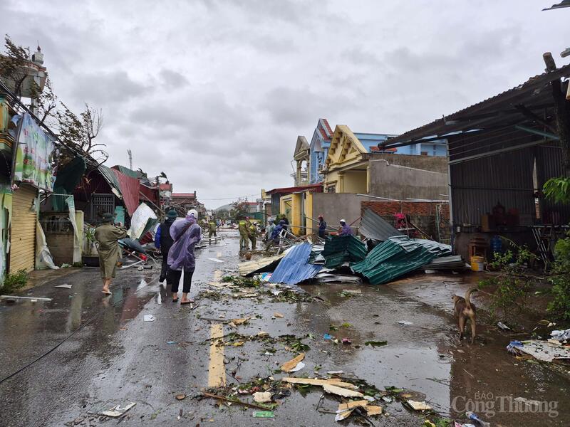 Hàng chục nhà dân đã bị bay mái tôn, hư hại nghiêm trọng