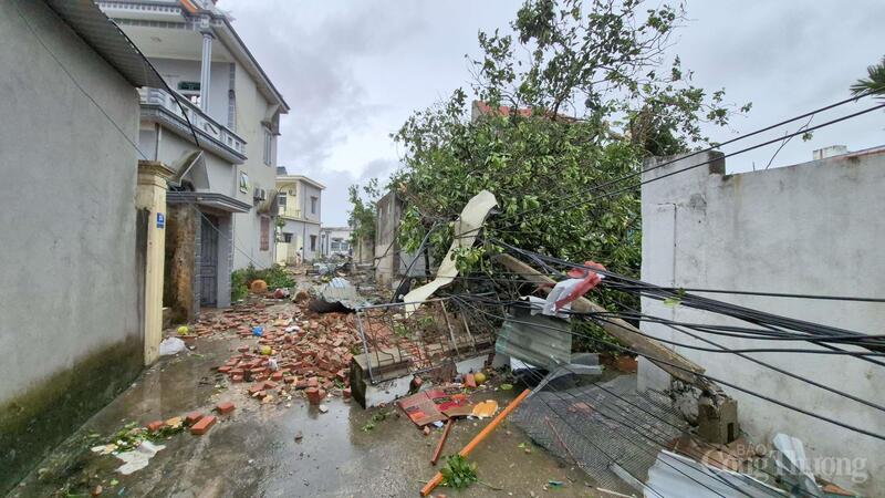 Thanh Hóa: Lốc xoáy thổi bay căn nhà cụ già vừa dựng sau nhiều năm  - 13