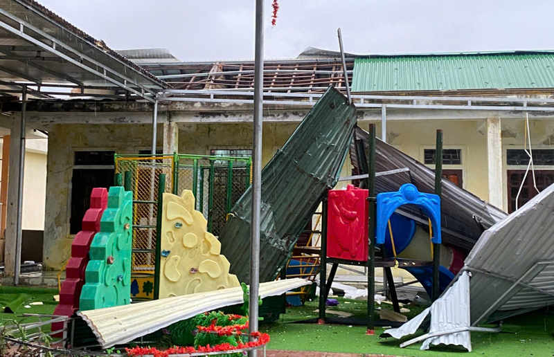 Dù chưa có thống kê cụ thể nhưng những hình ảnh ghi lại được vào sáng 29/9 cho thấy sức tàn phá kinh hoàng của cơn bão này. Ảnh: Người dân cung cấp.