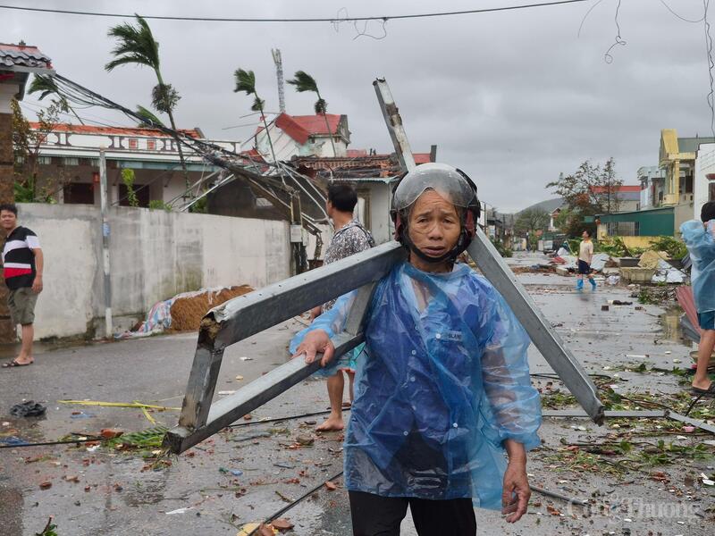 Bà Nghỉ nghẹn ngào bên khung sắt còn lại của ngôi nhà mơ ước vừa cất xong