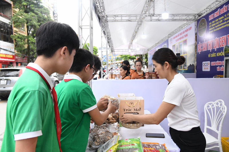 Nấm hương Trúc Mai được giới thiệu tới nhiều khách hàng. Ảnh: Trúc Mai