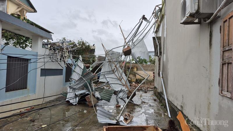 Theo người dân địa phương, trận cuồng phong này bắt đầu từ khoảng 3h30 sáng gây thiệt hại nặng nề