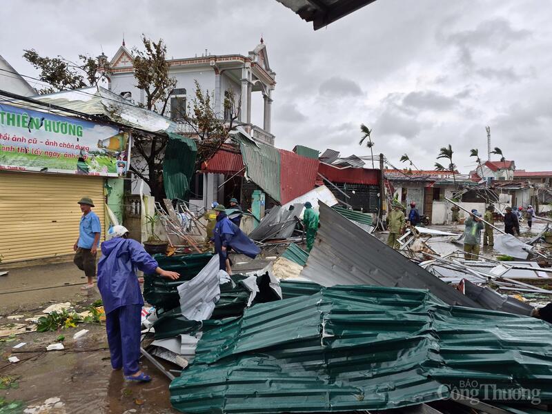Những mái tôn sắc lẹm đã bị trận giông lốc tối qua thổi bay, rất may thời điểm đó là rạng sáng, chưa ai ra đường nên không có thương vong nặng nề về người