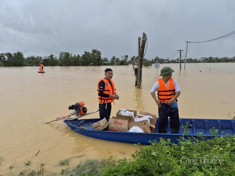 Lực lượng chức năng huy động hàng chục nhân lực và xuồng máy để vận chuyển thực phẩm cho nhân dân tại rốn lũ Nông Cống bị cô lập bởi mưa lũ