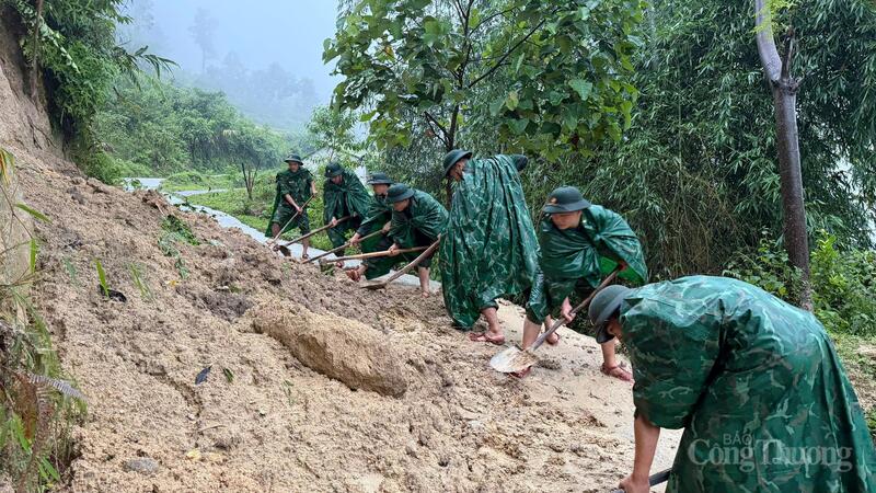 Dọn dẹp đất đá sạt lở tại các tuyến đường giao thông.