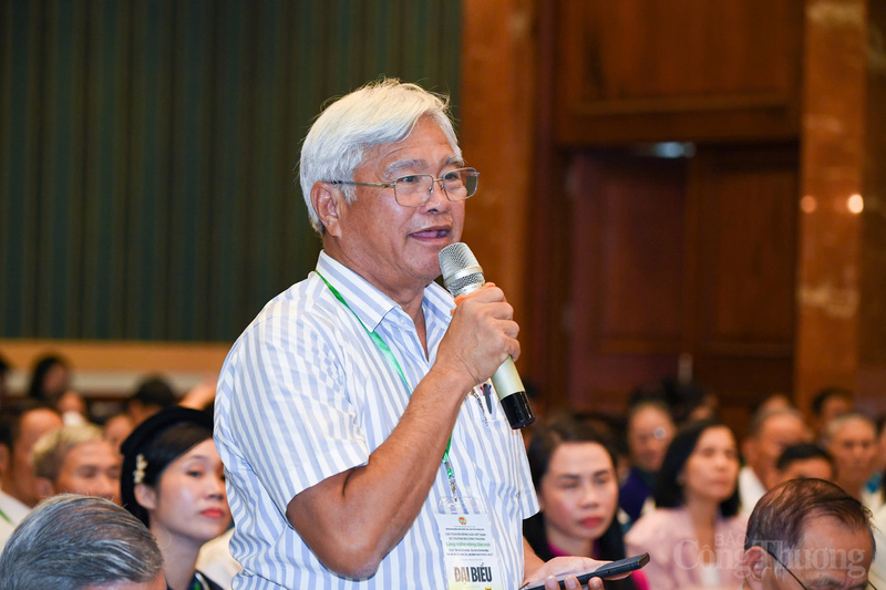 Ông Võ Quan Huy, Giám đốc Công ty TNHH Huy Long An đặt câu hỏi cho lãnh đạo Bộ Công Thương, cùng đại diện Cục, Vụ trong Bộ, trong đó có công tác truyền thông của Báo Công Thương.