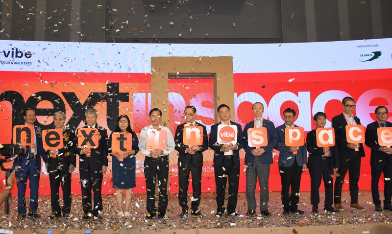 Đại biểu thực hiện nghi thức khai mạc VIBE 2025. Ảnh: Minh Khuê.