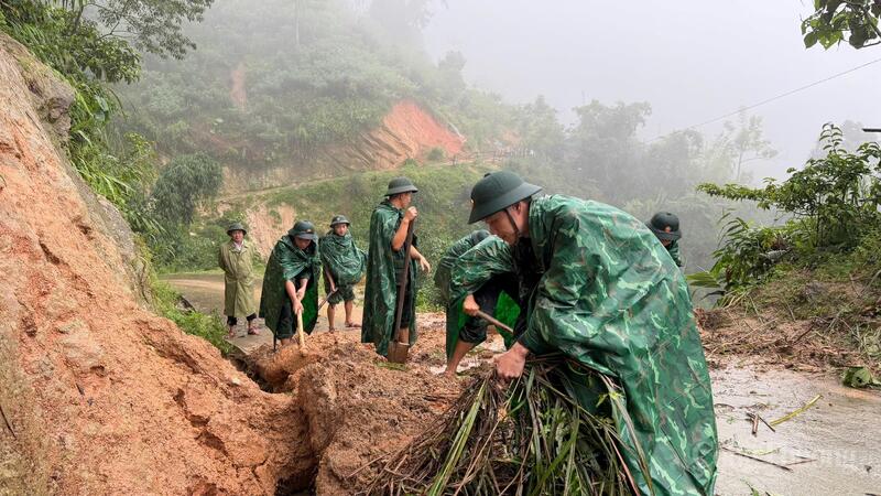 Lực lượng biên phòng dọn dẹp đất đá sạt lở tại các tuyến đường giao thông.