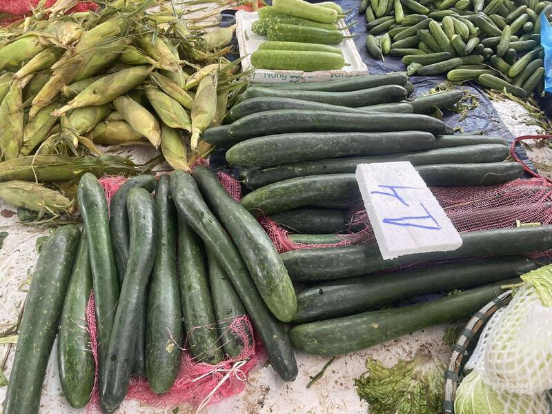 Nhiều gia đình chuyển sang mua các loại củ, quả.