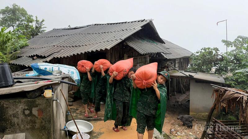 Bộ đội Biên phòng giúp dân vận chuyển tài sản đến nơi an toàn.