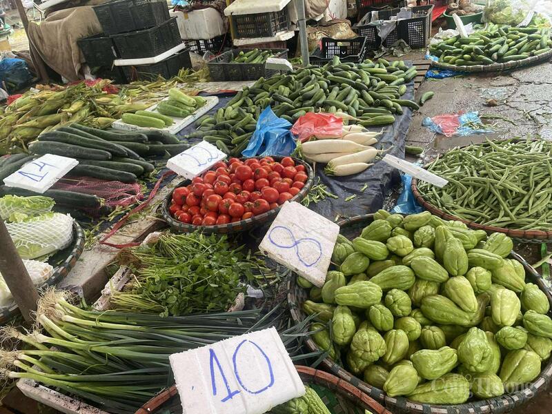 Các quầy rau tại chợ Minh Khai.