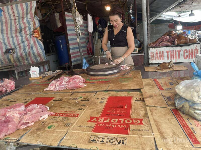 Quầy thịt cũng hết hàng sớm.