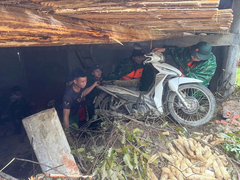 Bộ đội Biên phòng phối hợp với các lực lượng địa phương khẩn trương di chuyển người và tài sản ở nơi thấp trũng, gần sông suối đến vị trí an toàn